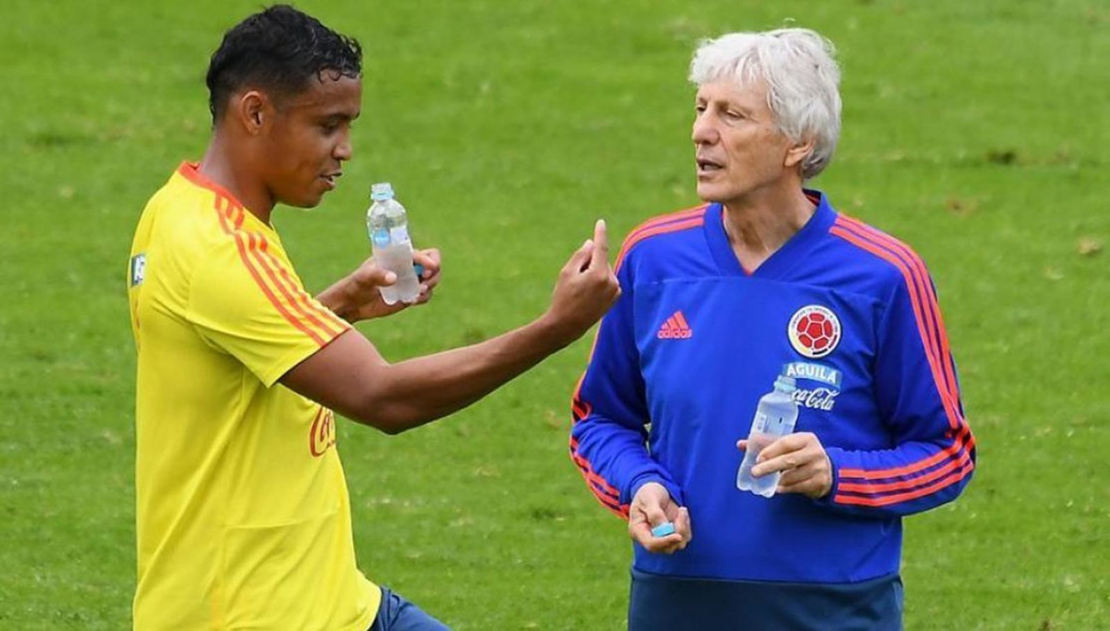 Muriel intercambia impresiones con el seleccionador de Colombia José Pékerman durante el descanso de un entrenamiento.