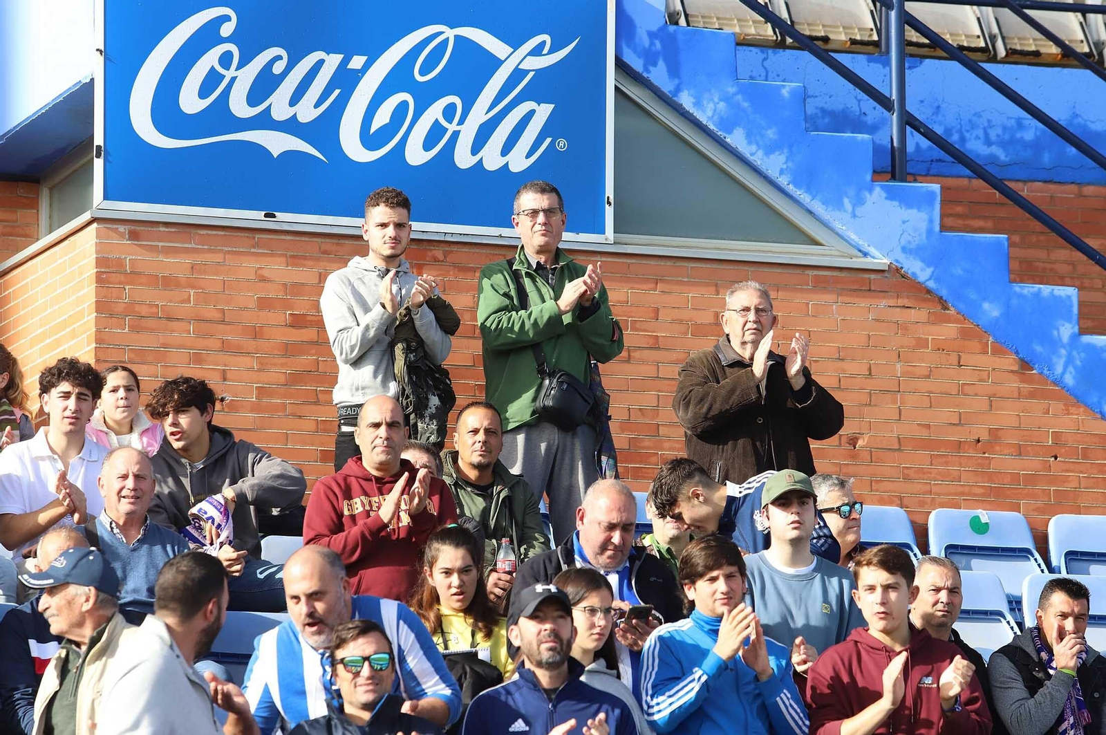 Imágenes del ambiente en las gradas del Nuevo Colombino durante el Recre-Vélez