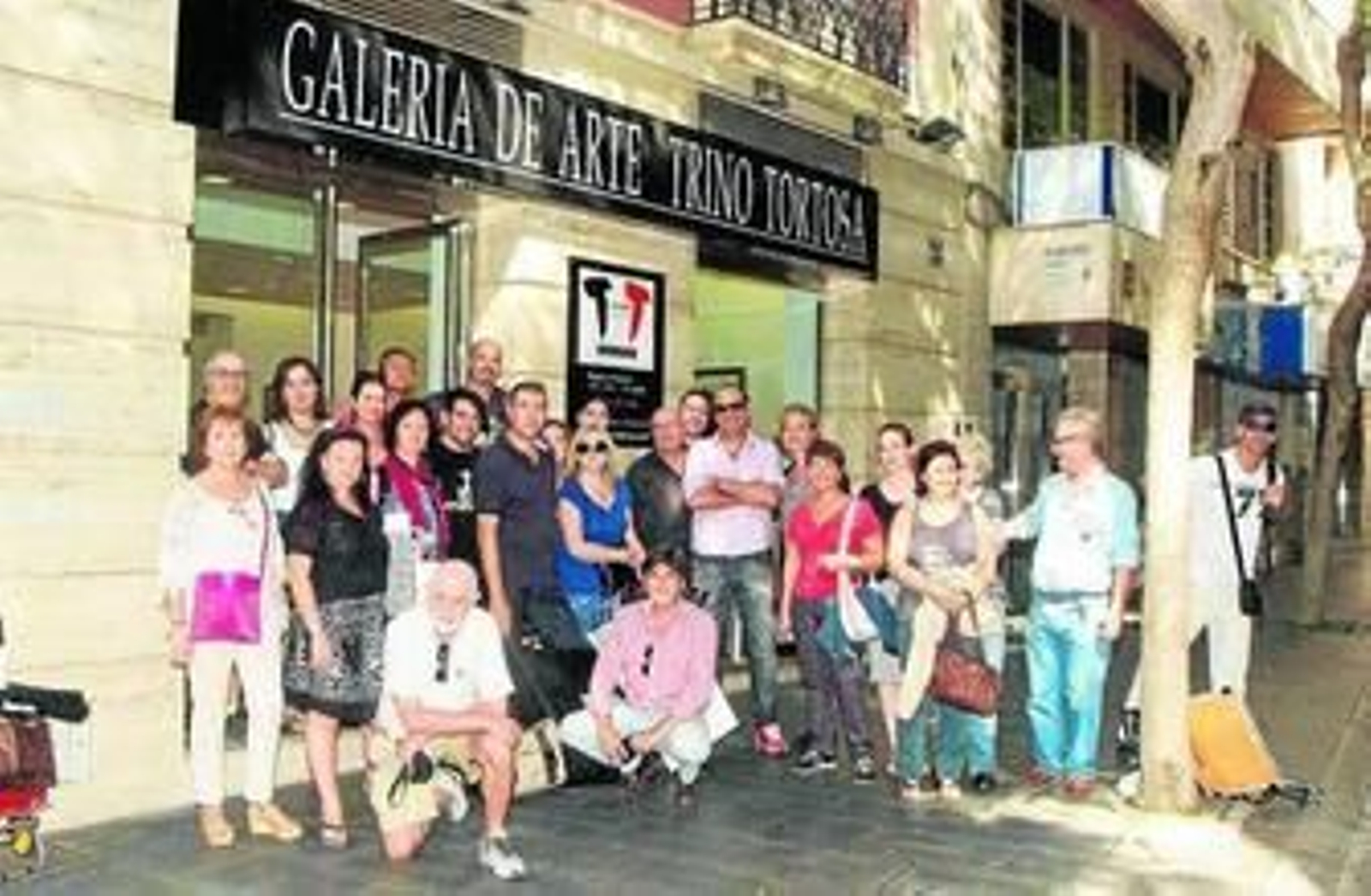 El acuarelista uruguayo en pleno Paseo de Almería, pintando el Circulo Mercantil.