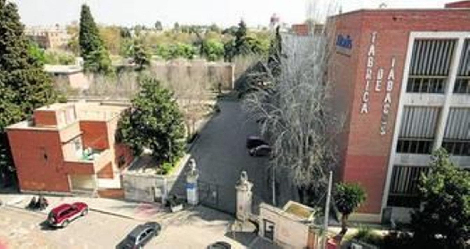 El edificio de la antigua Tabacalera, en Los Remedios.