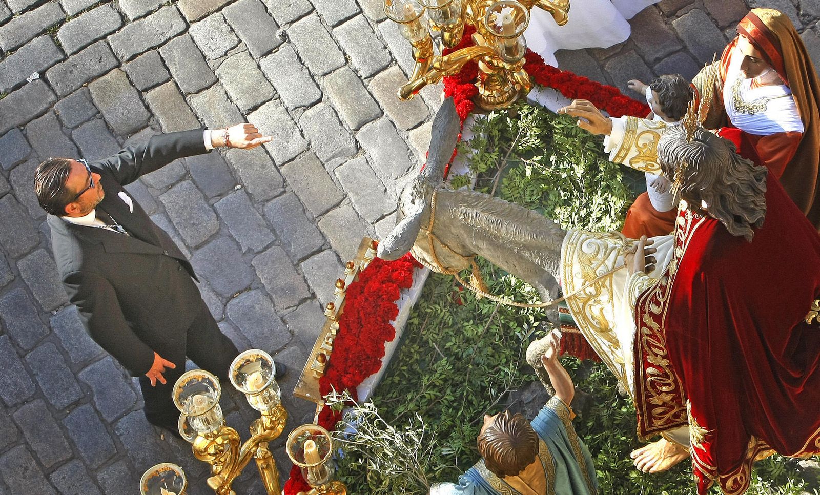 Martín Gómez en una imagen cenital, mandando el paso de misterio de la Borriquita.