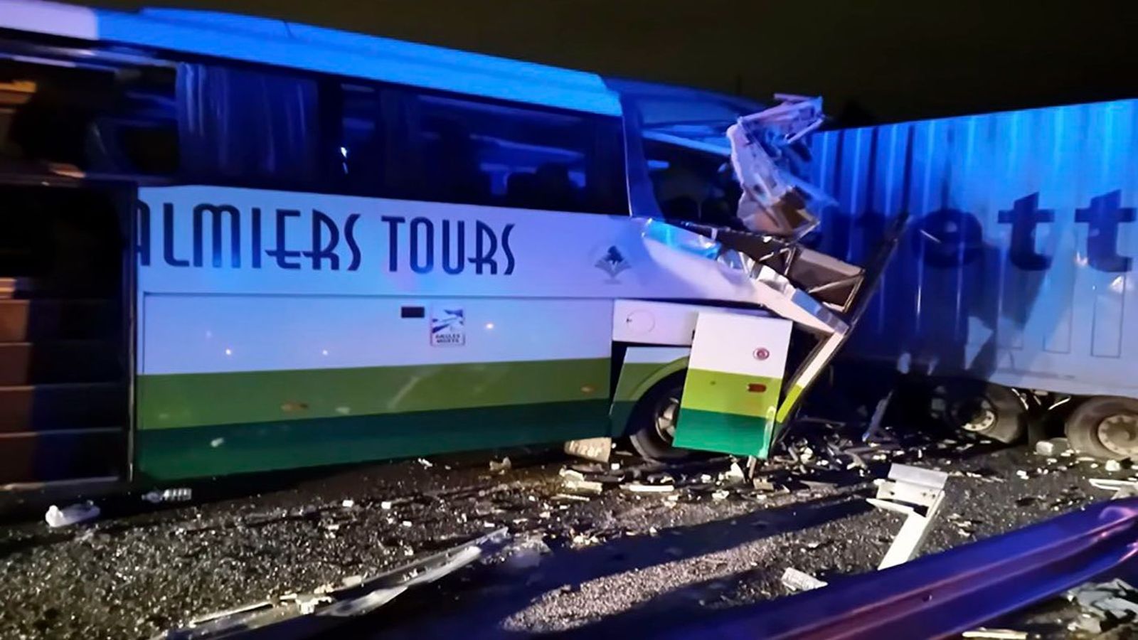 Once heridos leves en Víznar tras chocar el autobús en el que viajaban con un camión en la A-92.