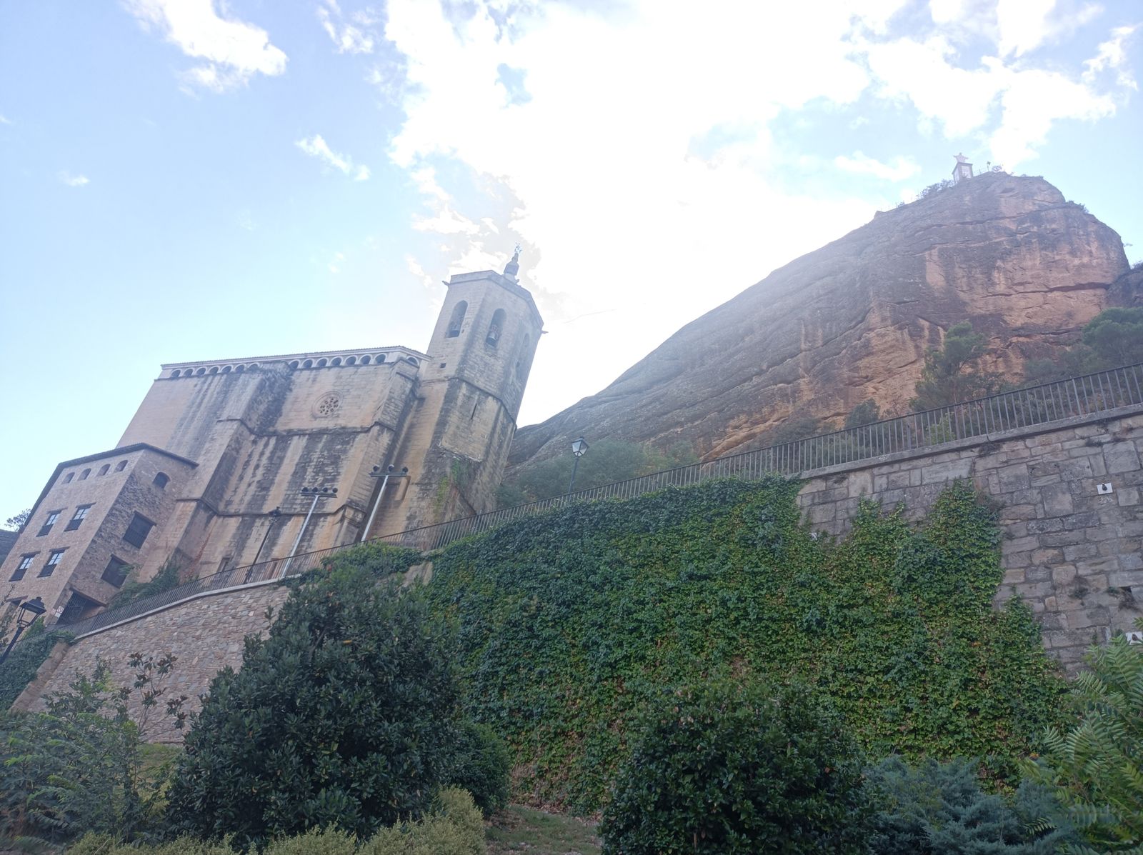 Basílica de la Virgen de la Peña junto al Cristo de Graus.