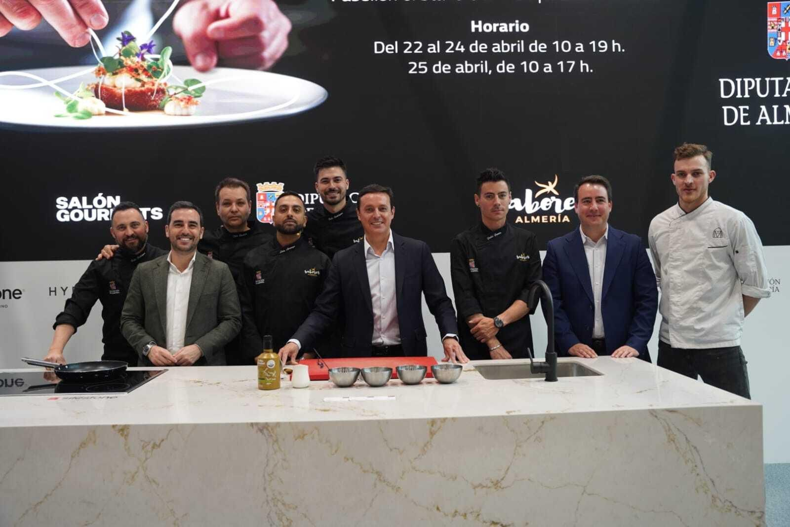 Foto de familia en el stand de ‘Sabores Almería’ .