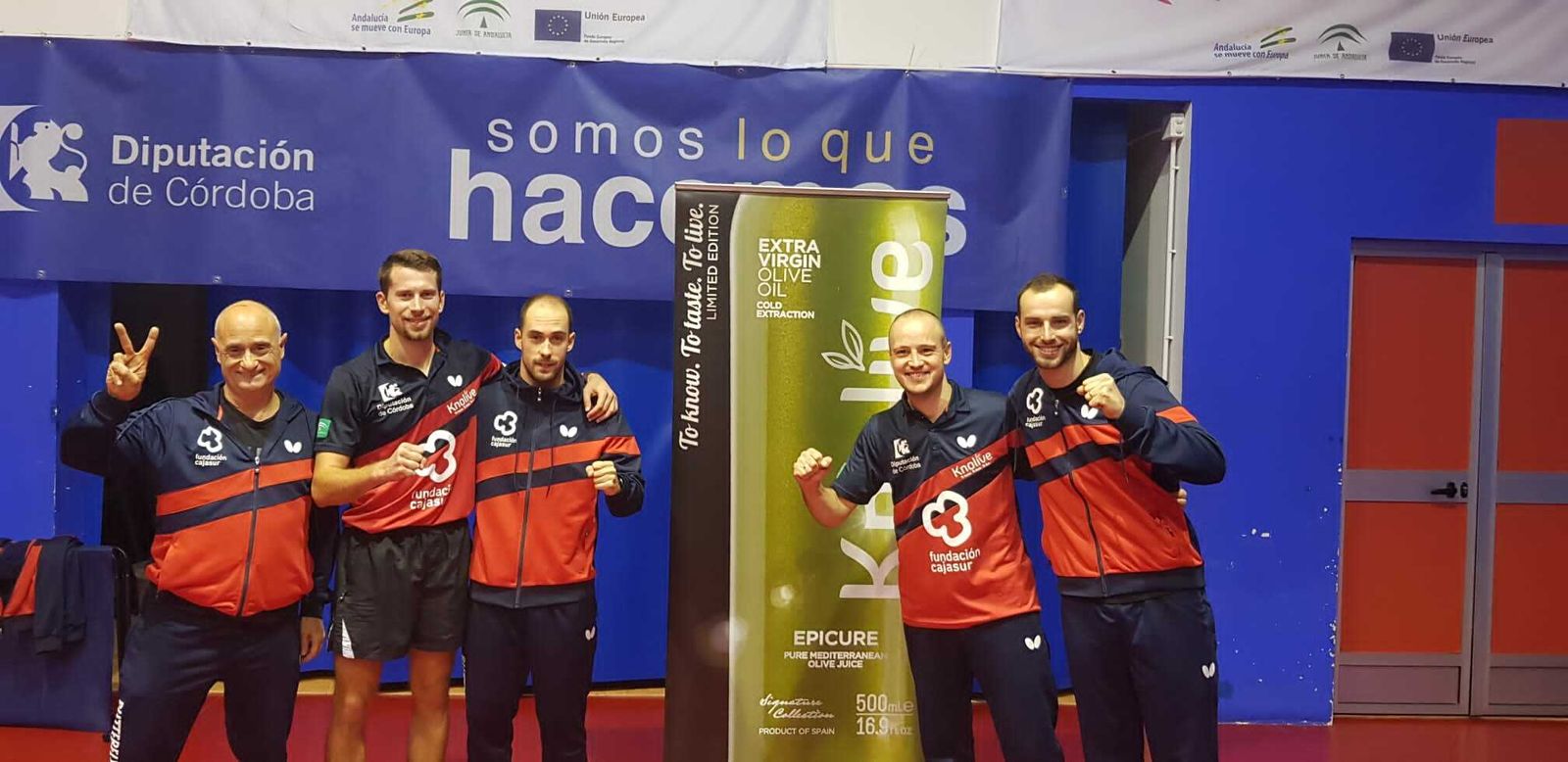 Los jugadores del Cajasur Priego posan tras la victoria.