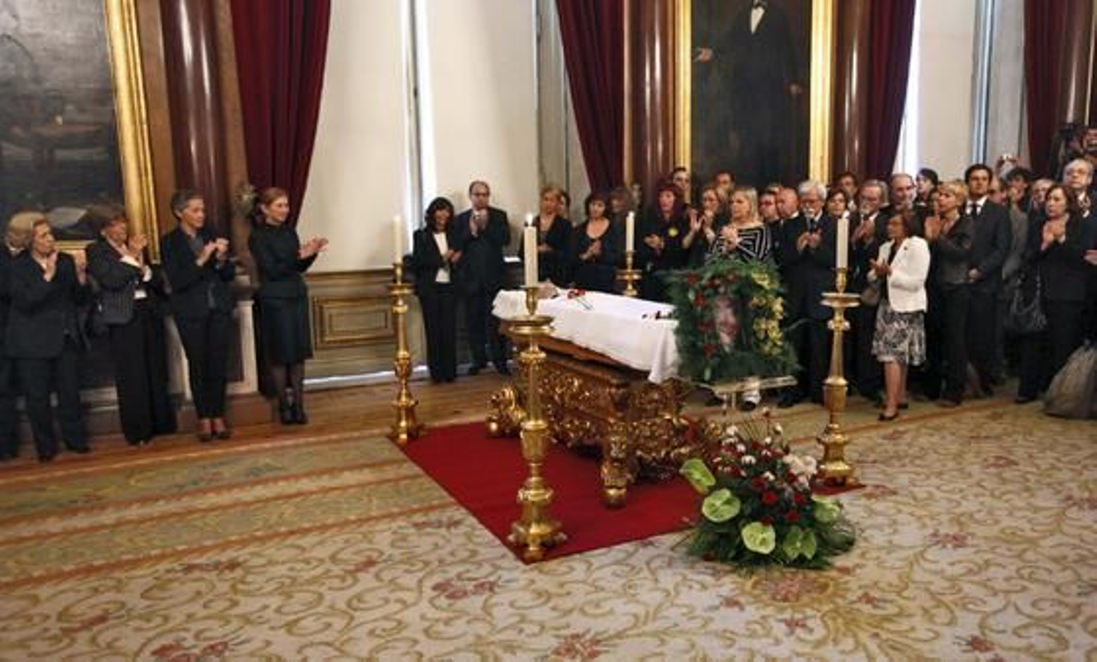 Intelectuales, políticos y cientos de portugueses se despiden del escritor.

Foto: EFE/ AFP/ Reuters