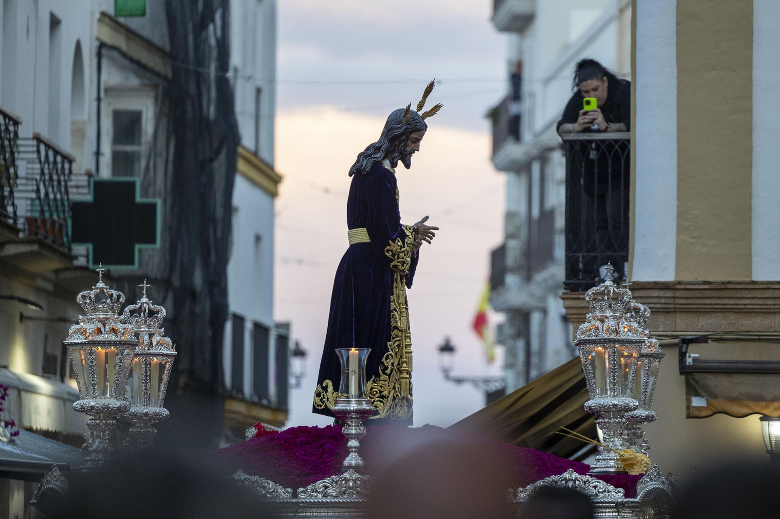 Imágenes de la salida de Dolor y Sacrifico en la Semana Santa de El Puerto 2025
