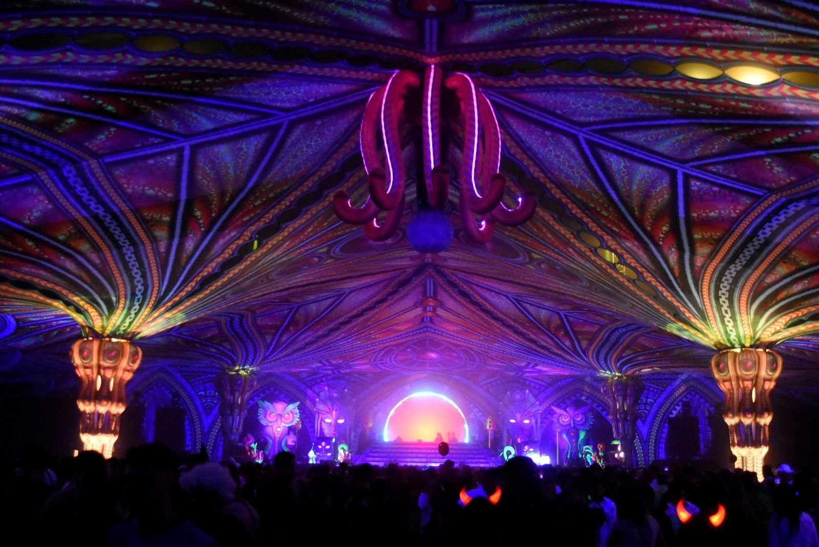 El festival Elrow reúne en Córdoba a miles de personas, en imágenes