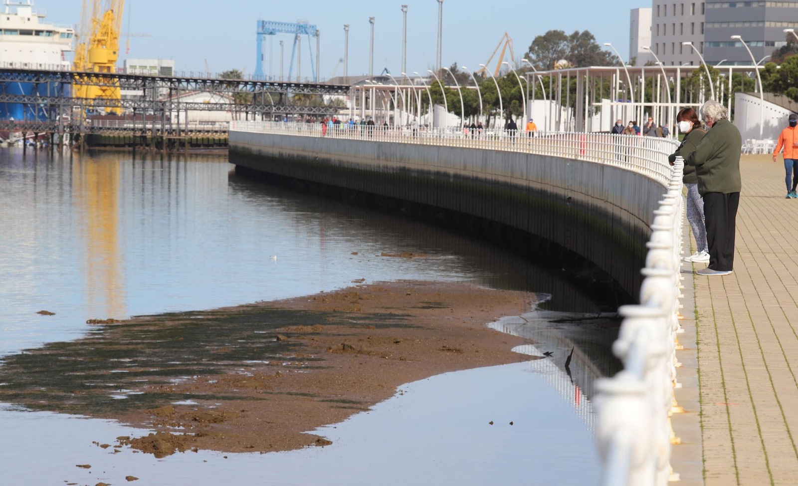 El buen tiempo del sábado llena de onubenses el Paseo de la Ría