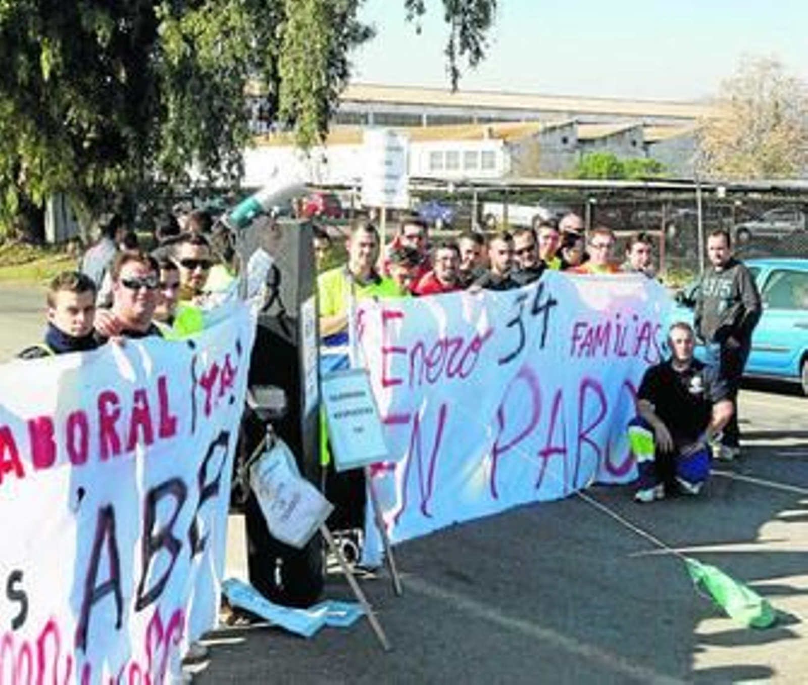 Trabajadores de Eulen, en la puerta de las instalaciones de ABB.