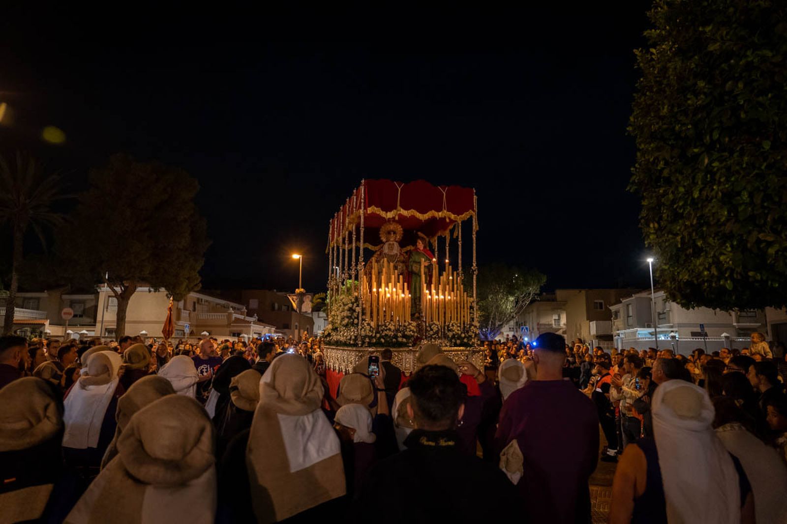 La procesión del Jueves Santo en el Parador de las Hortichuelas, en imágenes