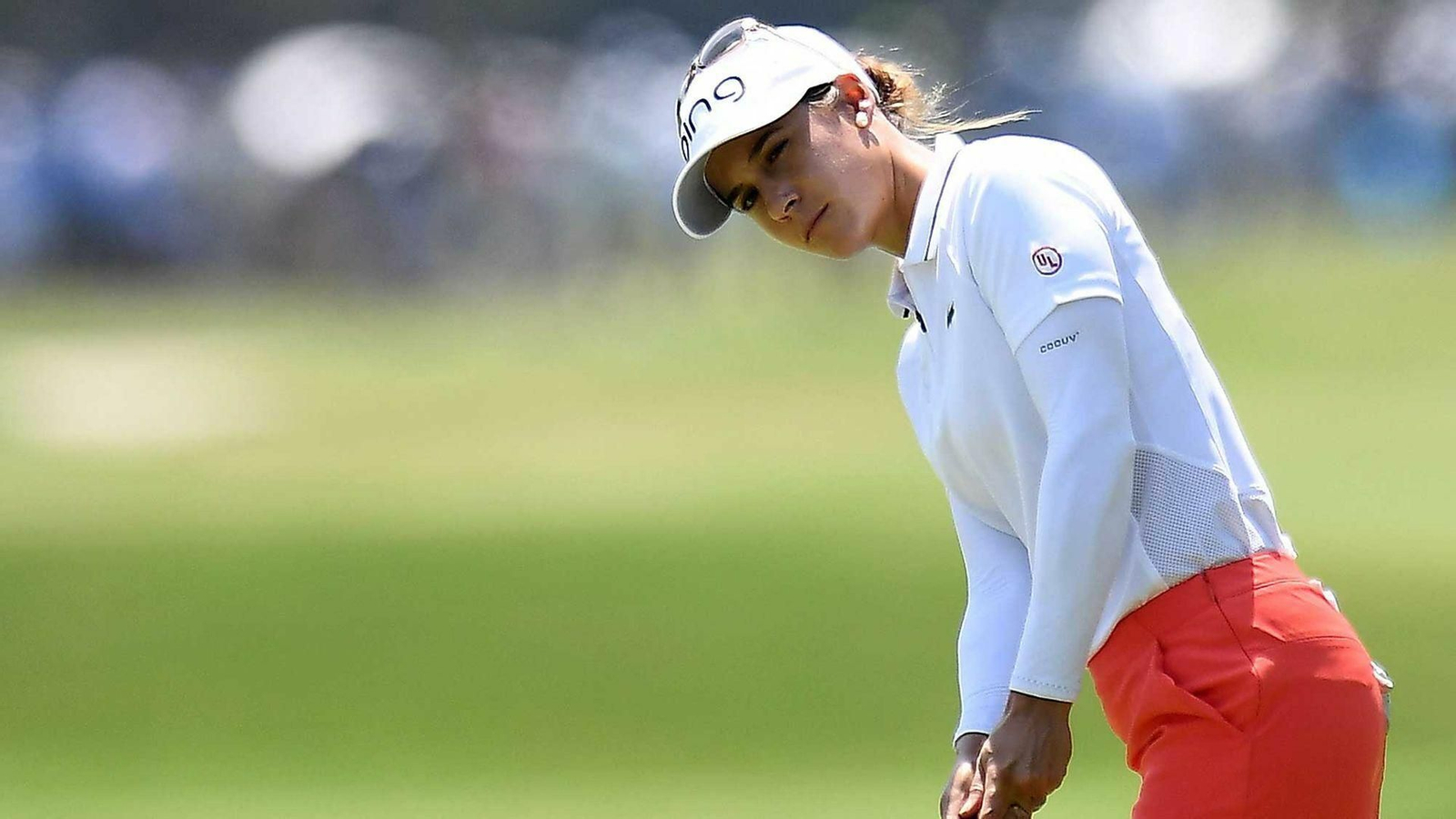 Azahara Muñoz, tras golpear con el putt.