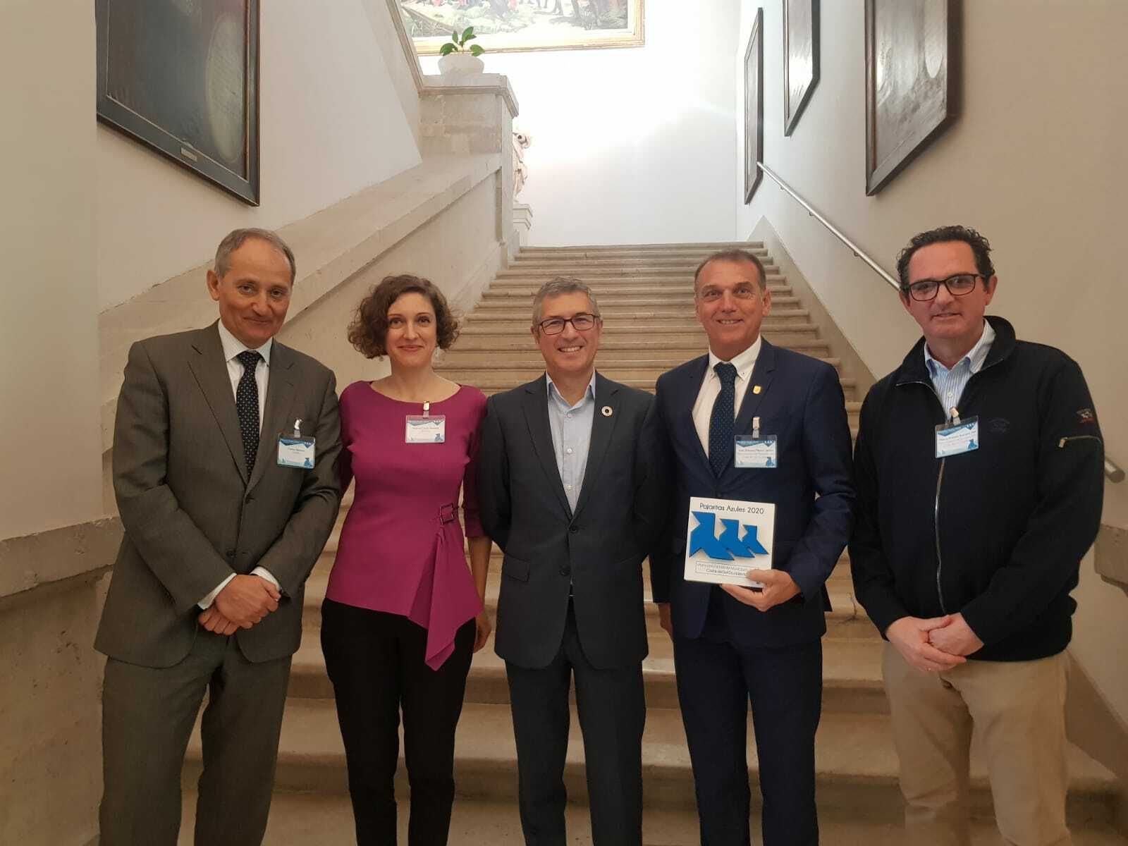 El presidente de la Mancomunidad recoge las tres pajaritas azules.