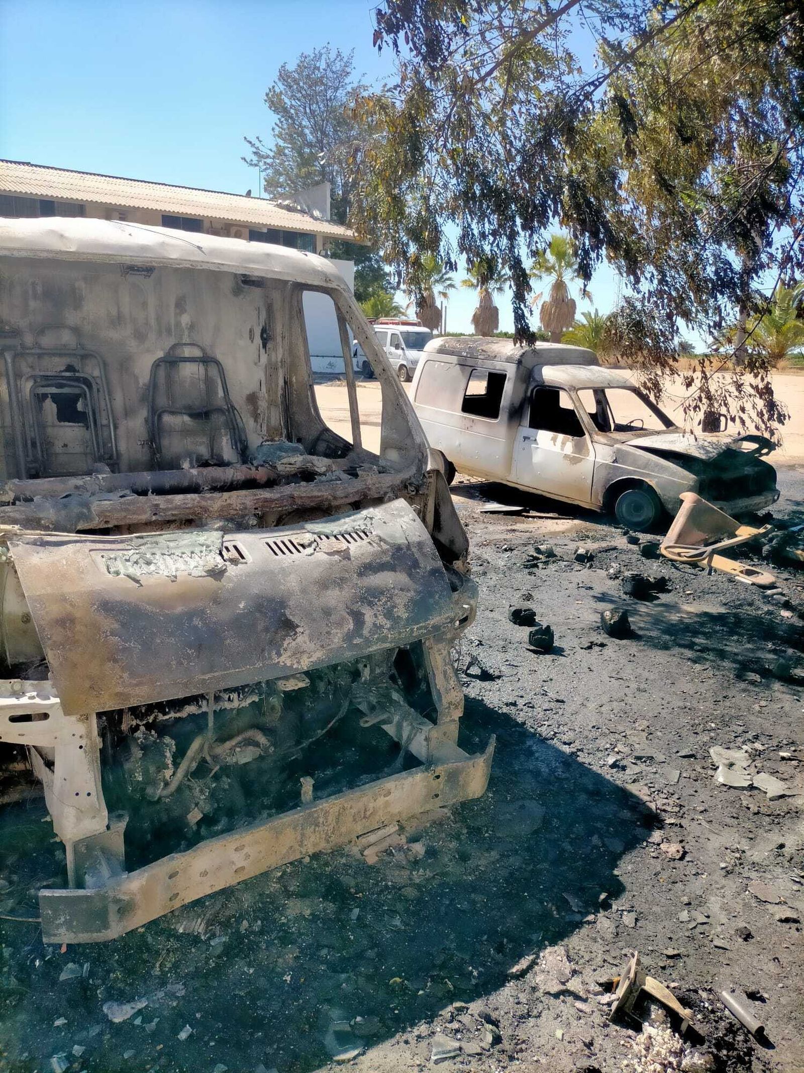 Un incendio a la entrada de Isla Cristina calcina dos vehículos