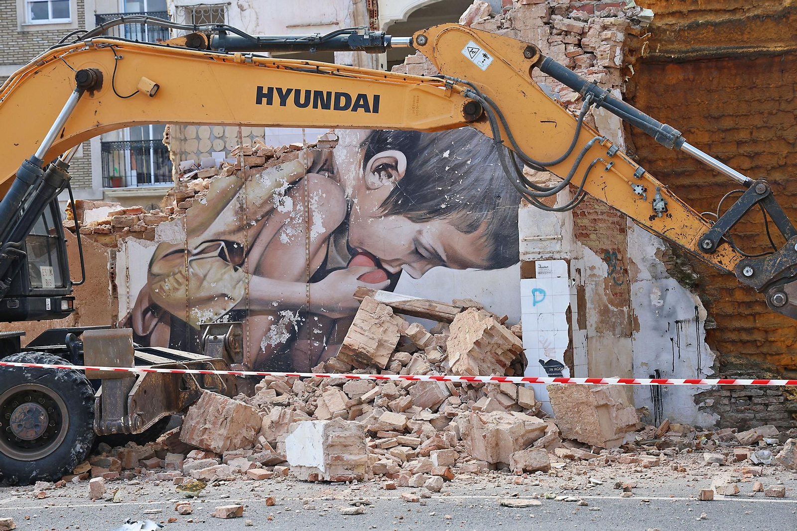 Imágenes del derribo de la calle Jesús del Calvario con el grafiti de Pure Love de Manomatic
