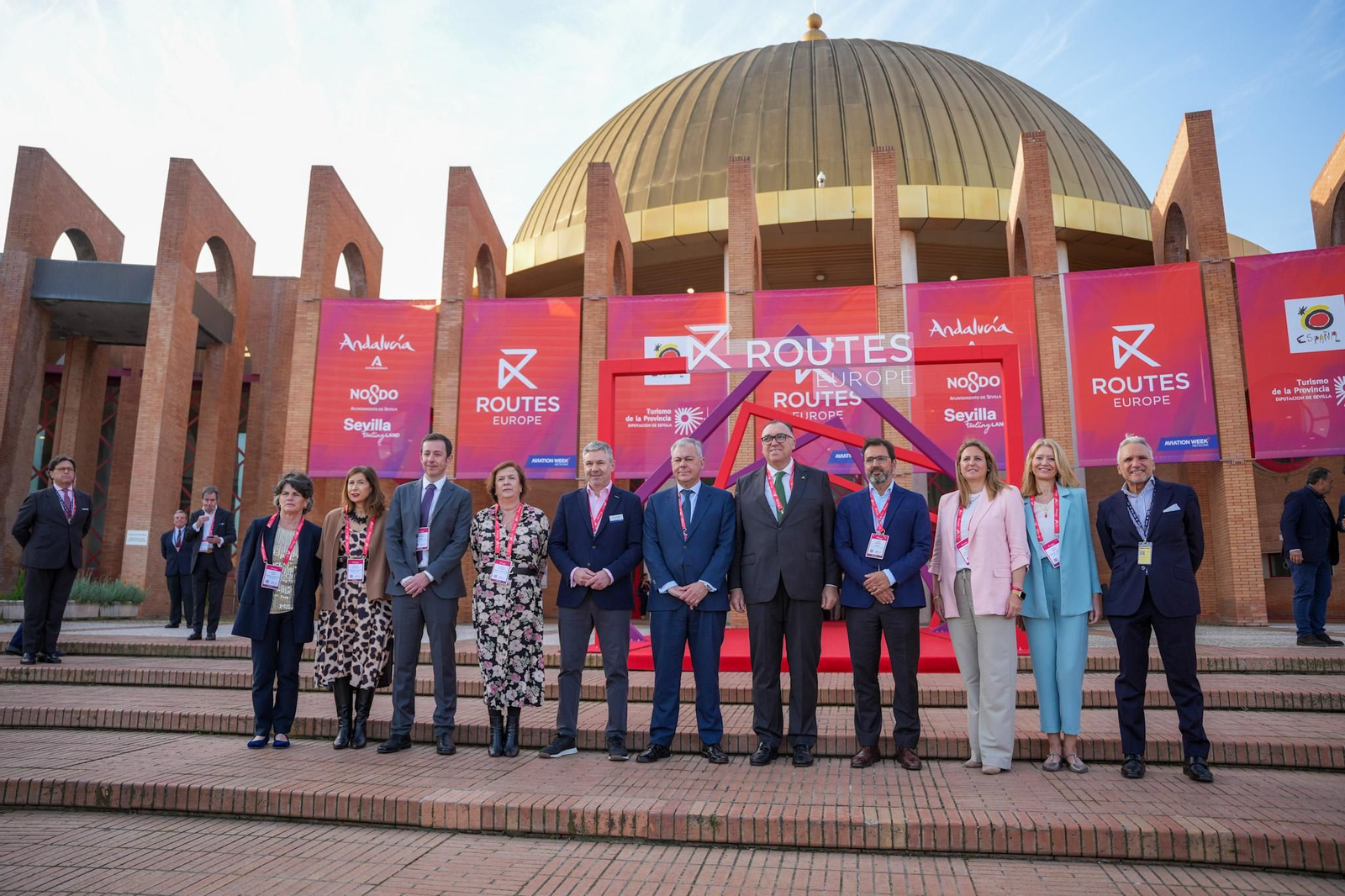 Foto de familia de las utoridades asistentes al congreso Routes Europe 2025.