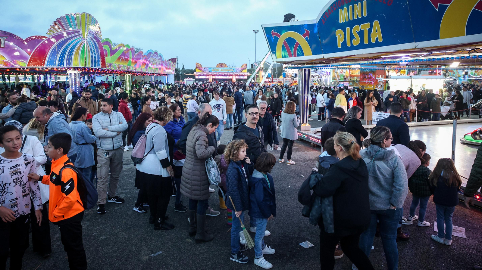 Lleno absoluto en el parque de atracciones de Jerez