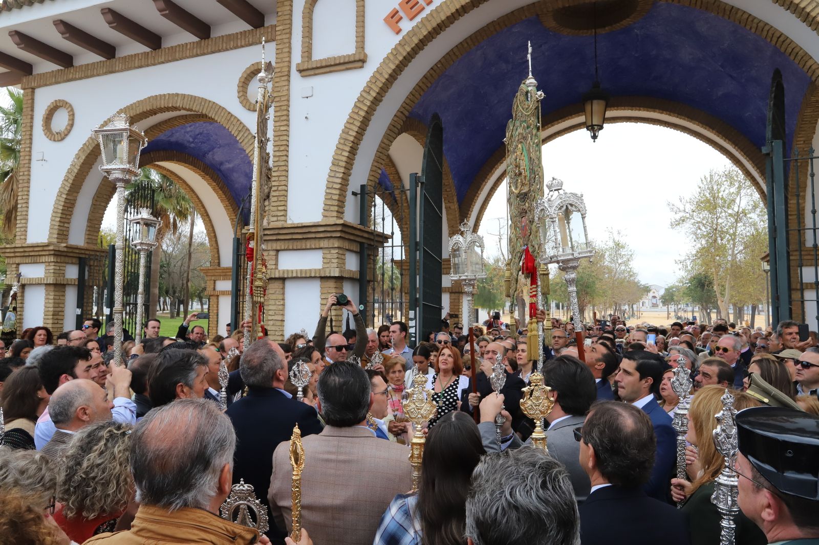 Imágenes de la misa de la Hermandad del Rocío de Huelva ante la Virgen del Rocío