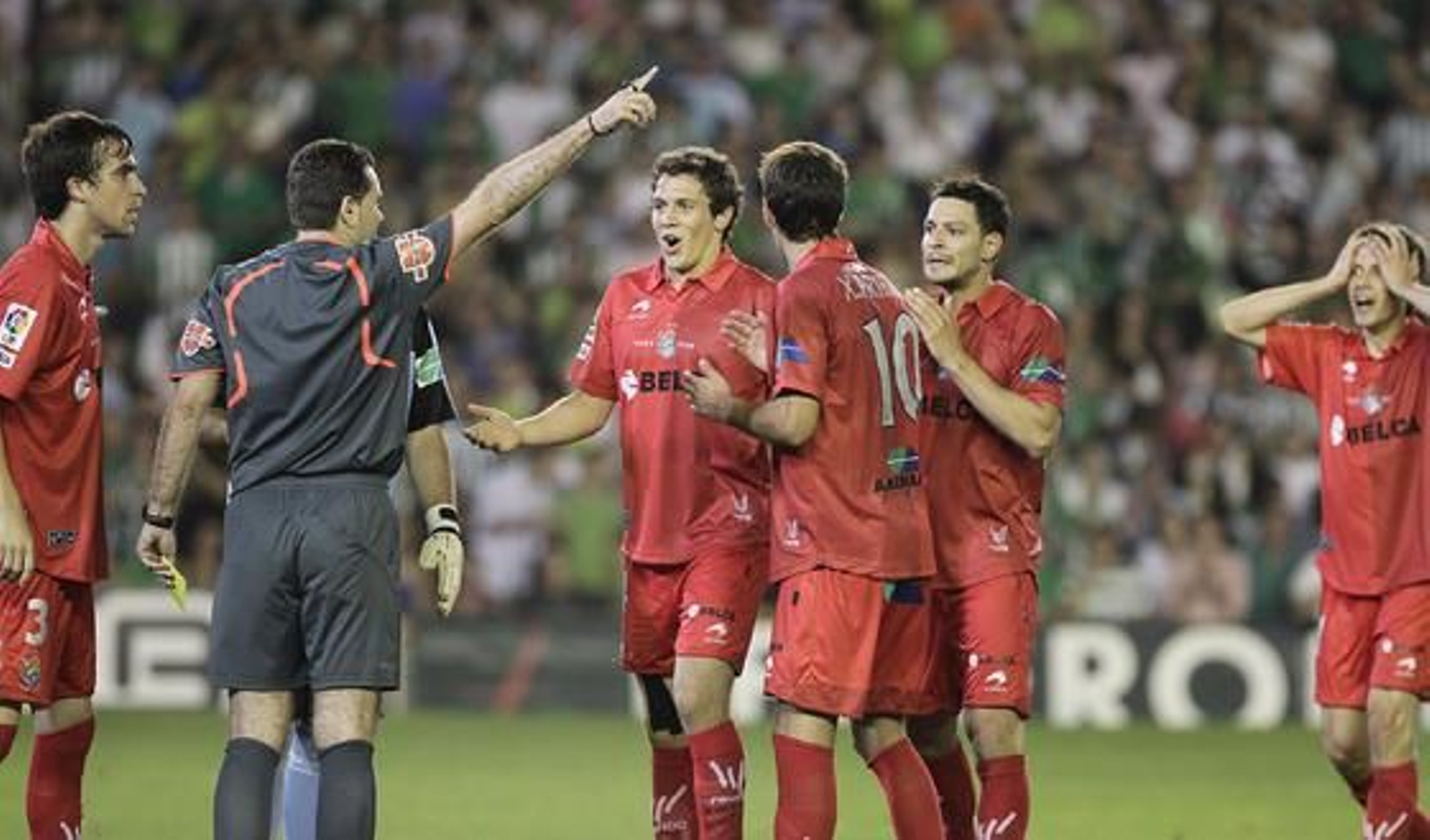 Los jugadores de la Real piden explicaciones tras pitar el penalti. / Antonio Pizarro