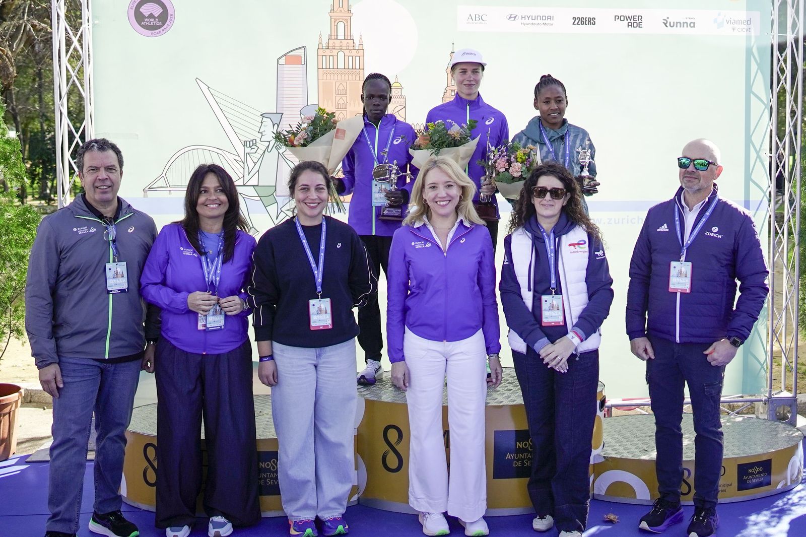 Así ha sido la entrega de premios del Zúrich Maraton de Sevilla 2026