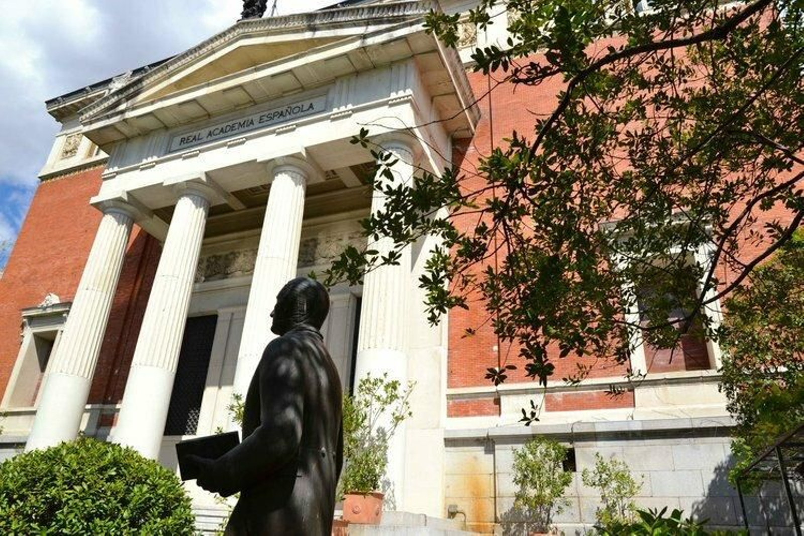 Fachada principal de la RAE