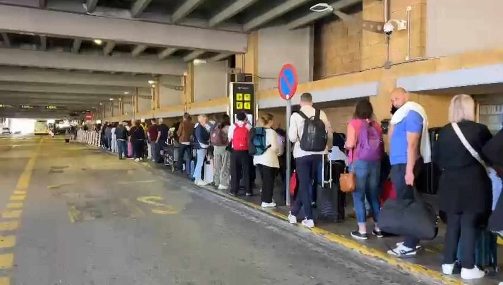 Colas a las afueras del aeropuerto de Sevilla durante el apagón eléctrico en toda España