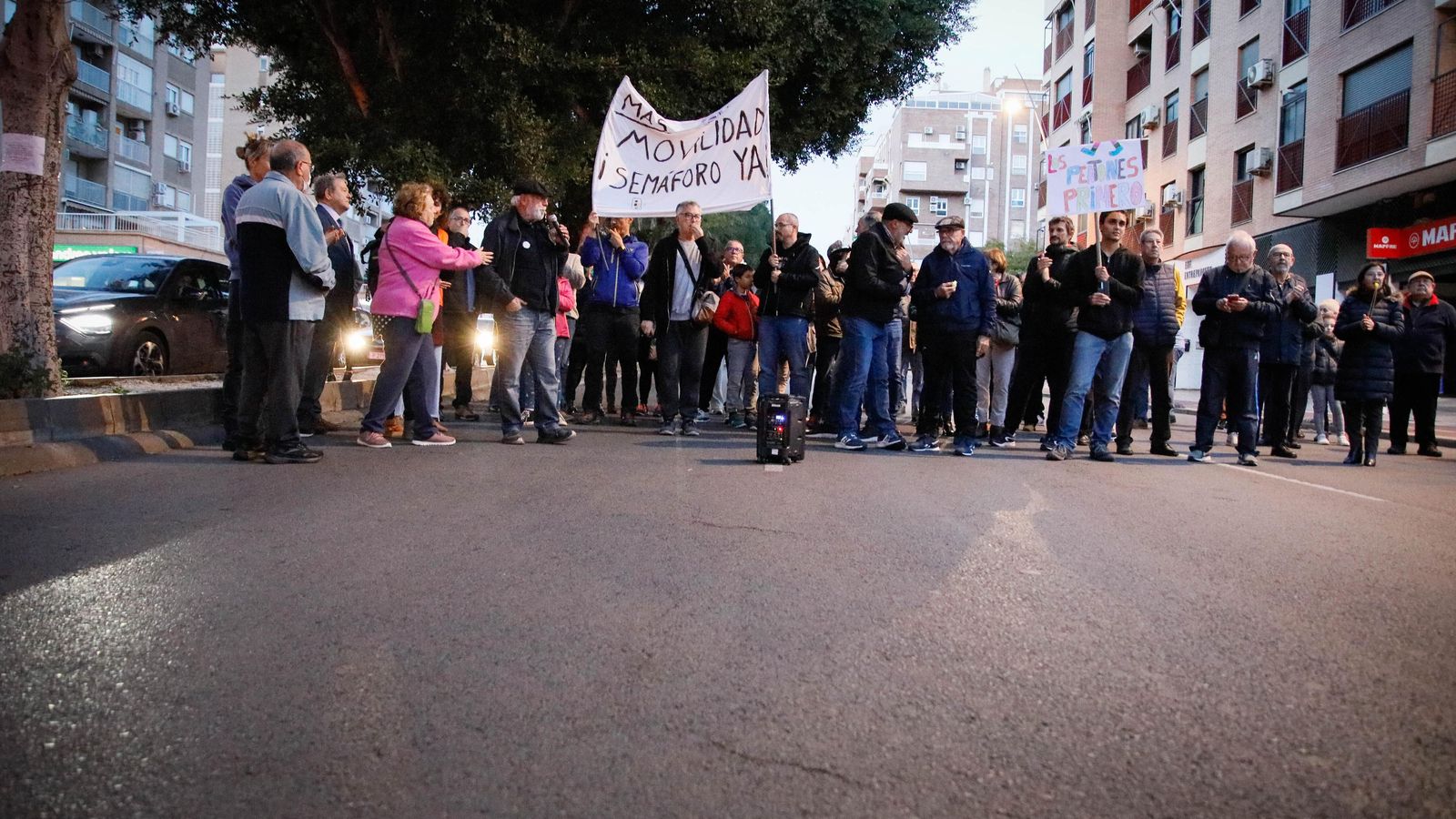 Los vecinos cortaron una de las principales arterias de la ciudad para pedir un semáforo.