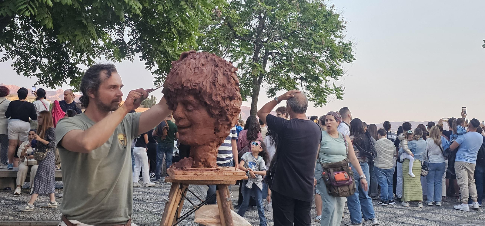 Daniel Guedella moldeando la escultura de la cabeza de Camarón de la Isla