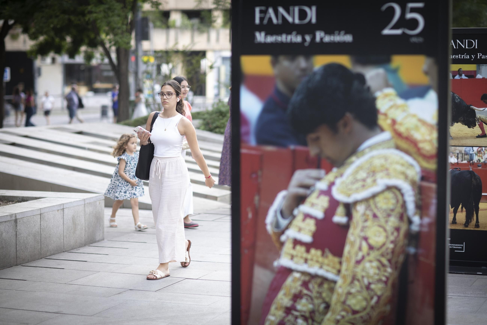 Las imágenes de la nueva exposición al aire libre que rinde homenaje a “El Fandi” en Granada
