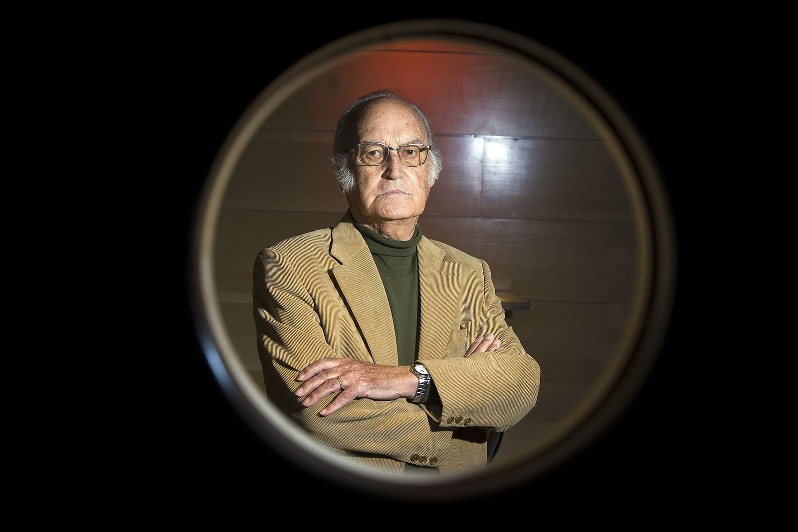 1. Gil Parrondo y Rico-Villademoros (Luarca, Asturias, 1921-Madrid, 2016), en una imagen de archivo. 2. 'Nicolás y Alejandra', su segunda estatuilla.