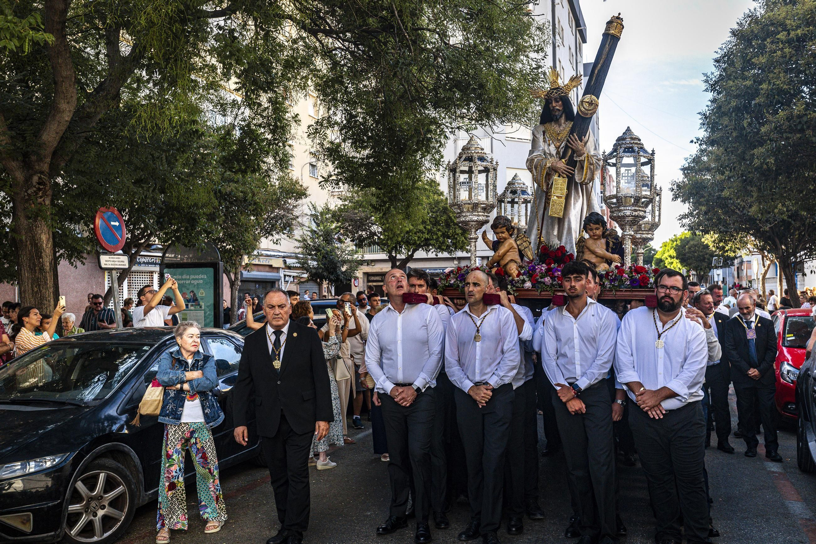 Las imágenes de la histórica visita del Nazareno de Santa María al hospital Puerta del Mar de Cádiz