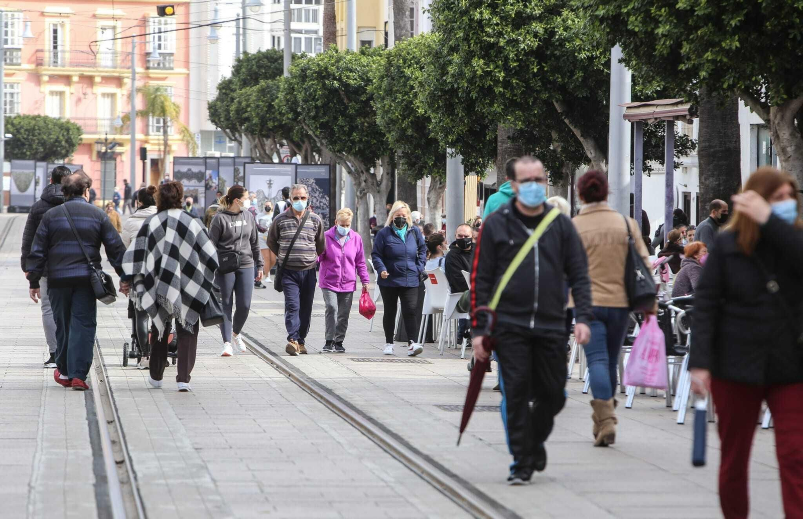 Ciudadanos por la calle Real de San Fernando.