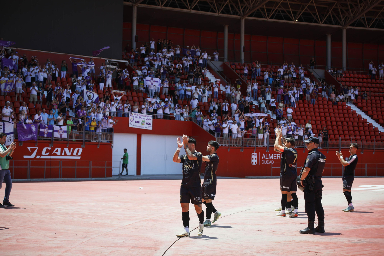 La afición lagarta tiñe de blanco y morado el Power Horse Stadium, en imágenes La afición lagarta tiñe de blanco y morado el Power Horse Stadium, en imágenes