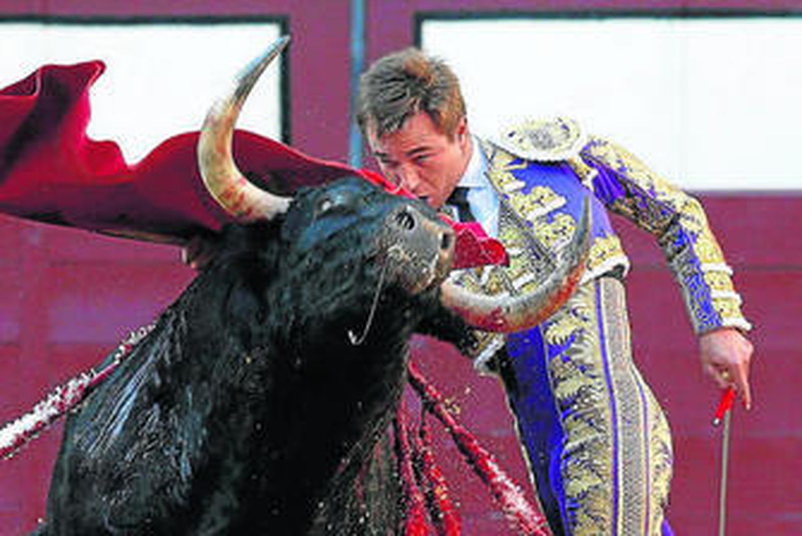 Juan Bautista, en un pase de pecho, al noble segundo toro de Alcurrucén.