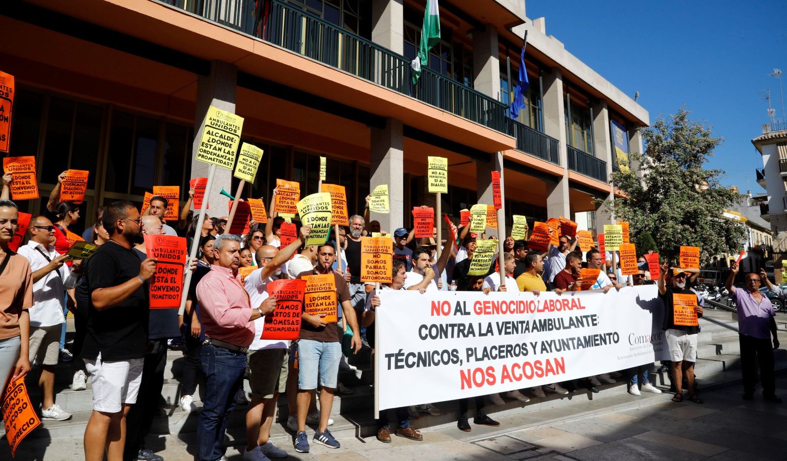Protesta de los vendedores ambulantes delante del Ayuntamiento de Córdoba.