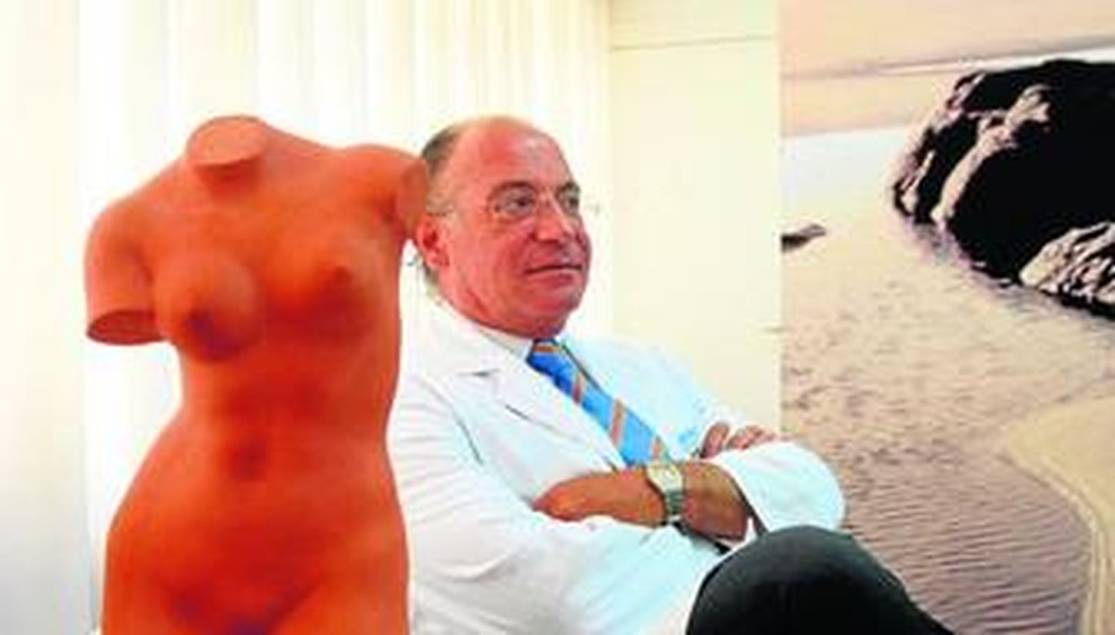 Juan José Rizo posa durante la entrevista en el despacho de la clínica que dirige en el centro de Málaga capital.