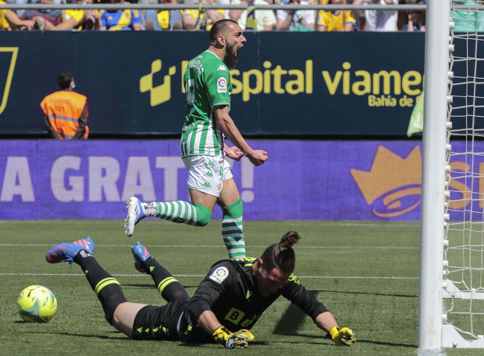 Borja Iglesias celebra su gol de penalti en Cádiz.
