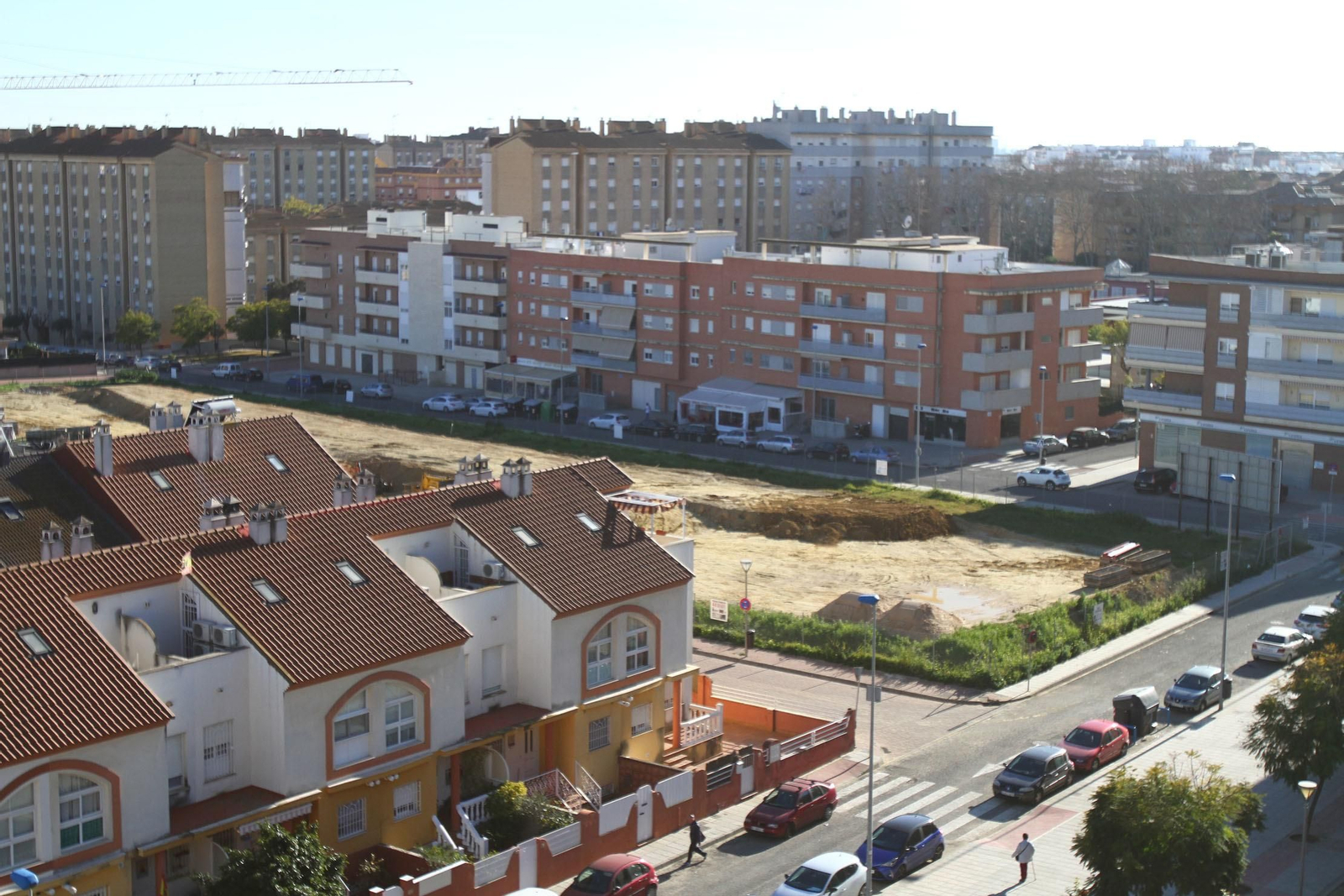 Parcela en la que se construirán los adosados, delimitada por las calles Cartagenera, Fenicio, Al Andalus y un viario peatonal.