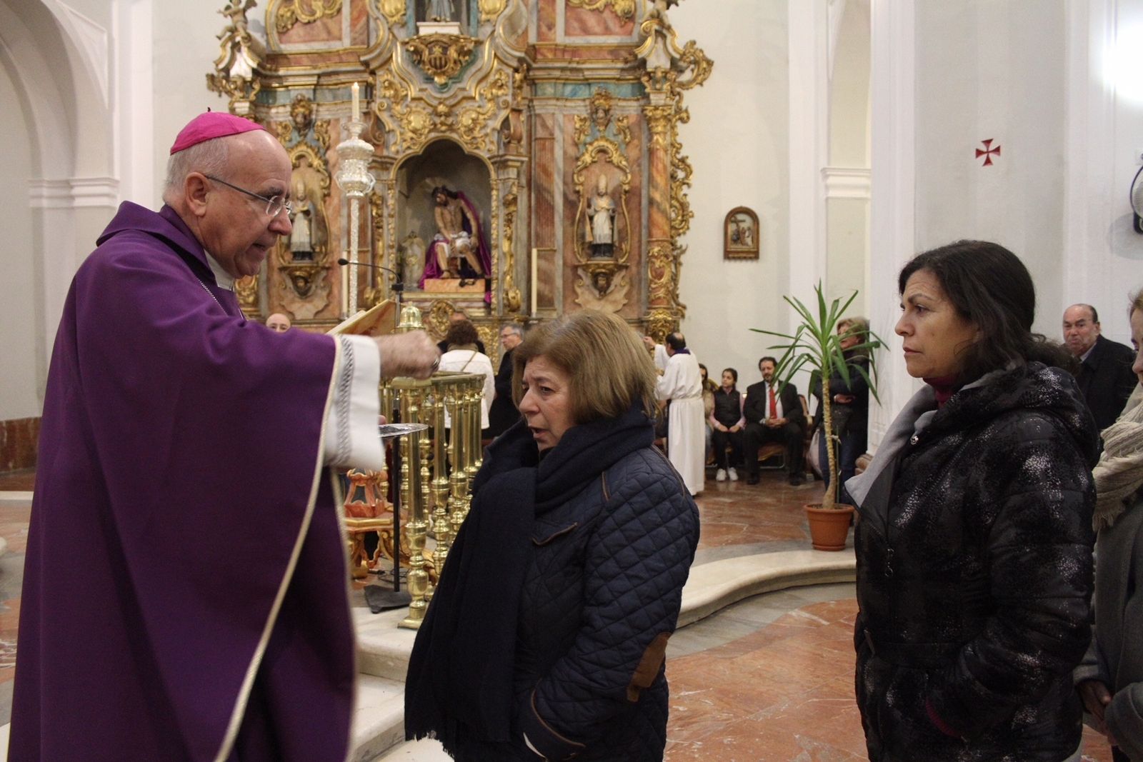 El obispo de Huelva, José Vilaplana, impuso ayer la ceniza en la Santa Iglesia Catedral.