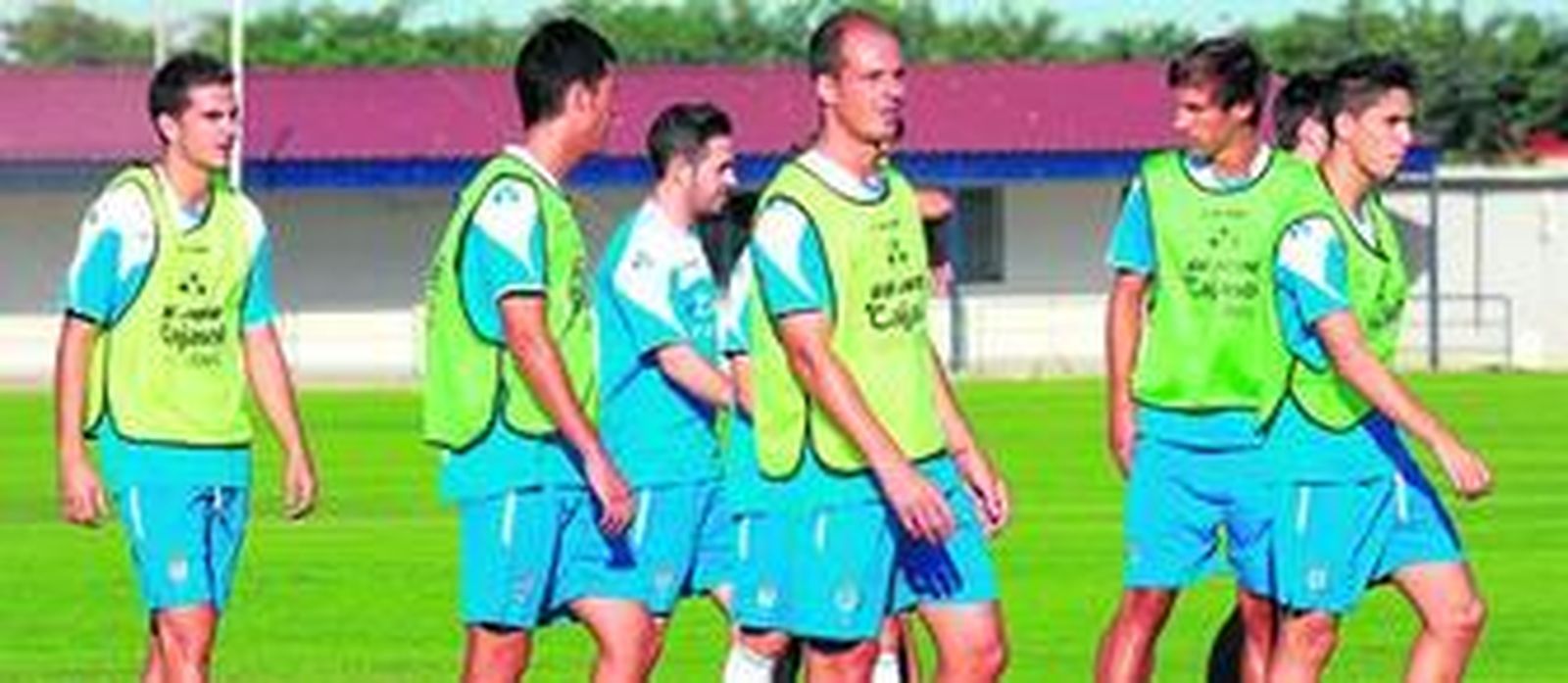 1. Kepa, durante el entrenamiento de ayer. El marbellí negocia con el club un nuevo contrato que le permita quedarse en las filas albiazules.  2. Diafra Sakho sigue siendo el objetivo recreativista. De momento, su continuidad en el Metz no es segura.  3. Danilo Peinado confiesa que va a firmar por el Decano.