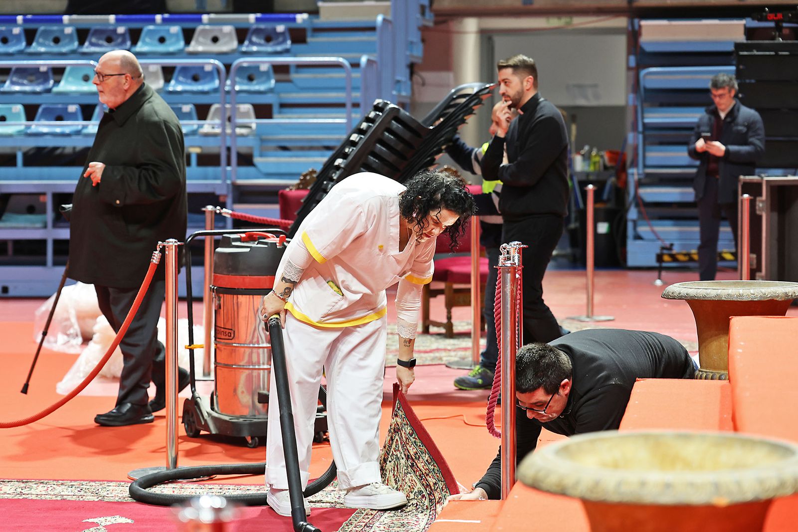 Últimos preparativos para la Misa funeral por las víctimas de Adamuz