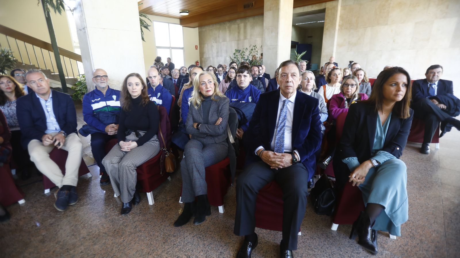Representantes de las instituciones galardonadas durante el acto.