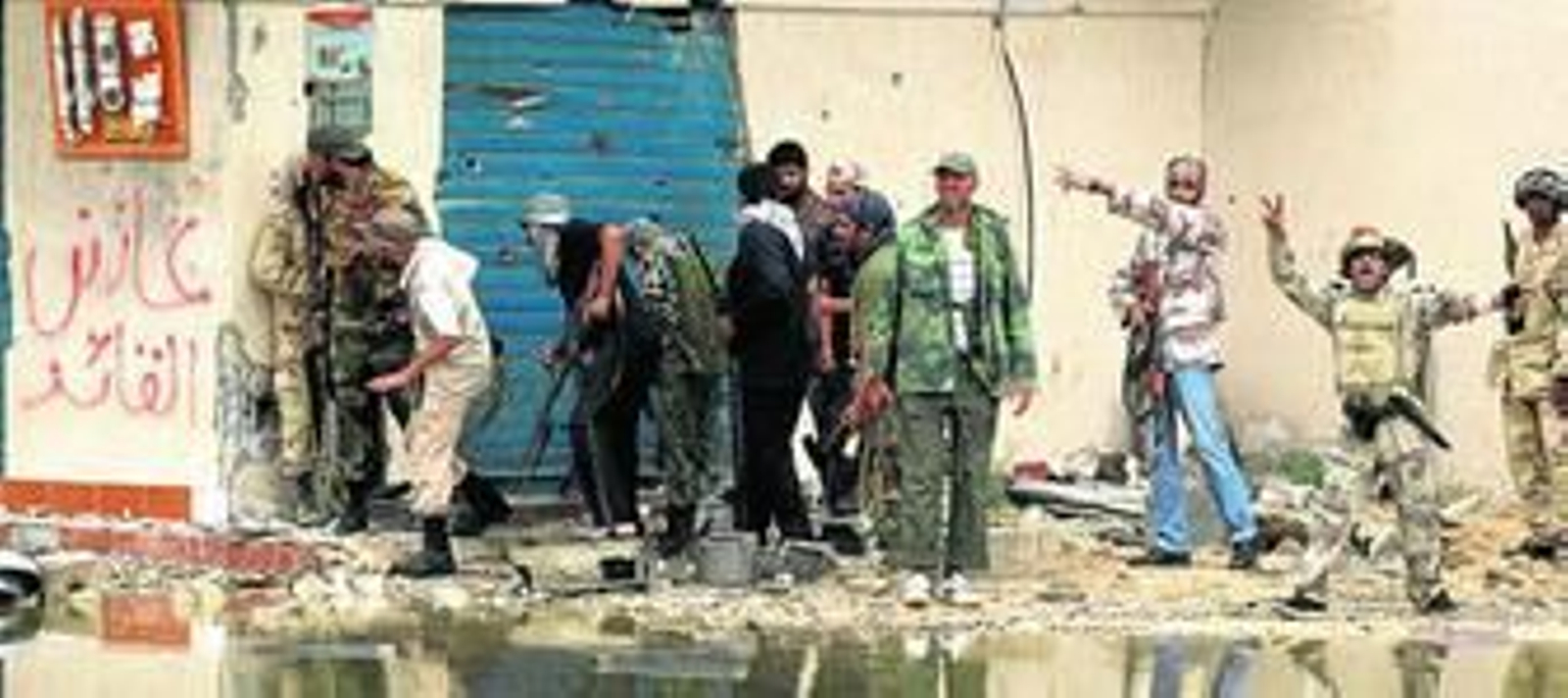 Rebeldes libios combatían ayer calle por calle en la localidad de Sirte.