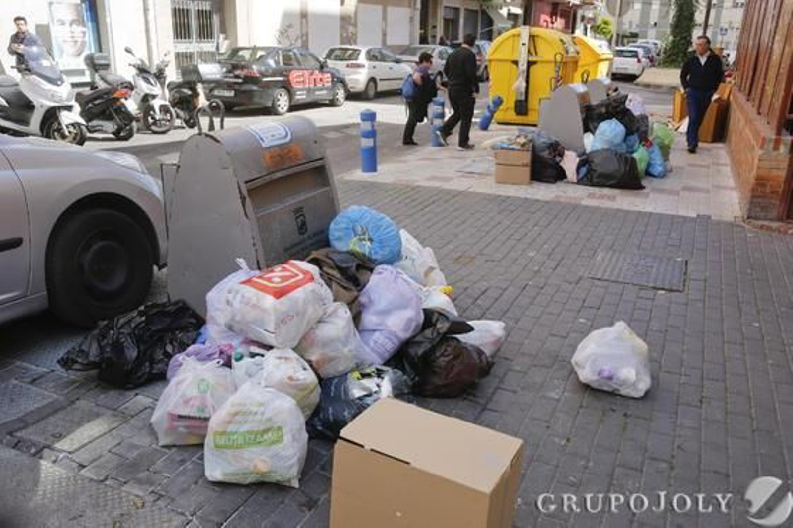 Imágenes de la huelga de basura de Limasa en diferentes distritos