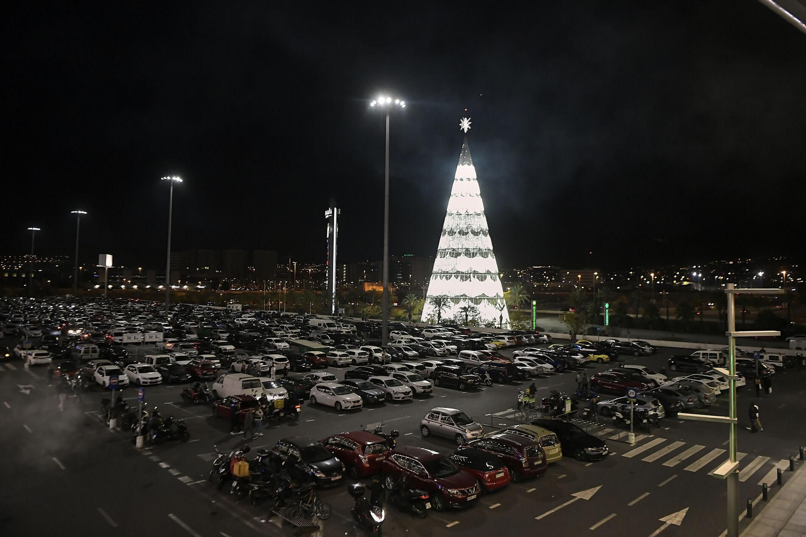 Fotos: así se ha iluminado el árbol de Navidad del Nevada en Granada, el más alto de España
