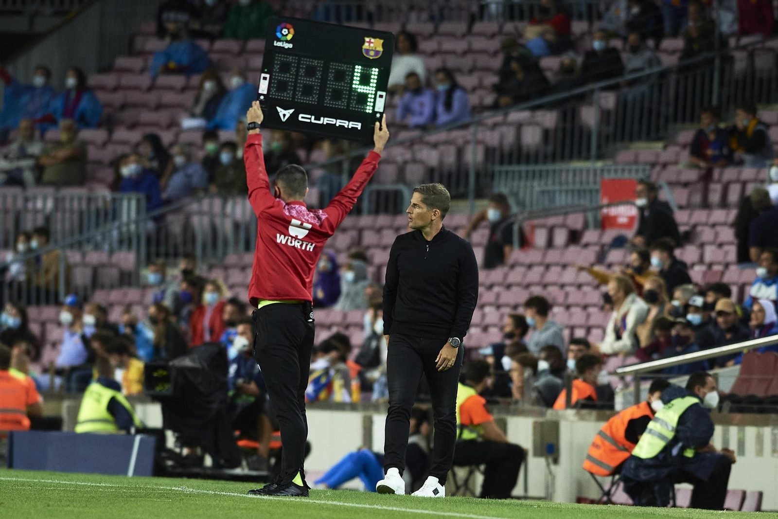 Robert Moreno, en la banda del Camp Nou.