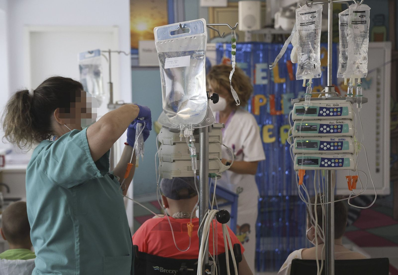 Una sanitaria administra un tratamiento a un paciente.