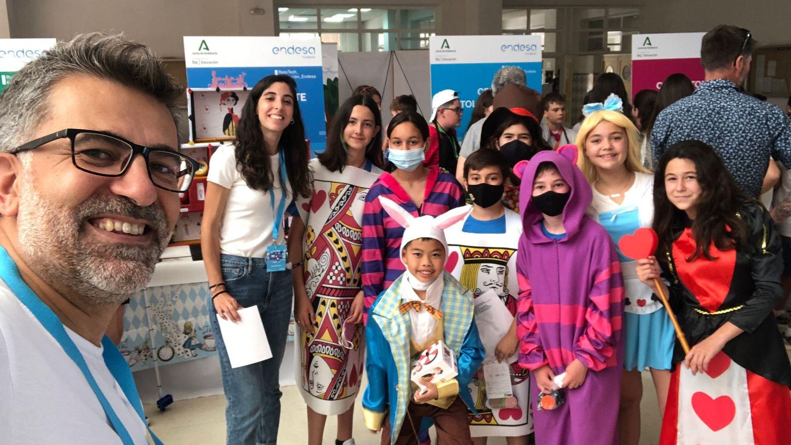 Otra imagen de los alumnos caracterizados con los personajes de 'Alicia en el país de las maravillas'.