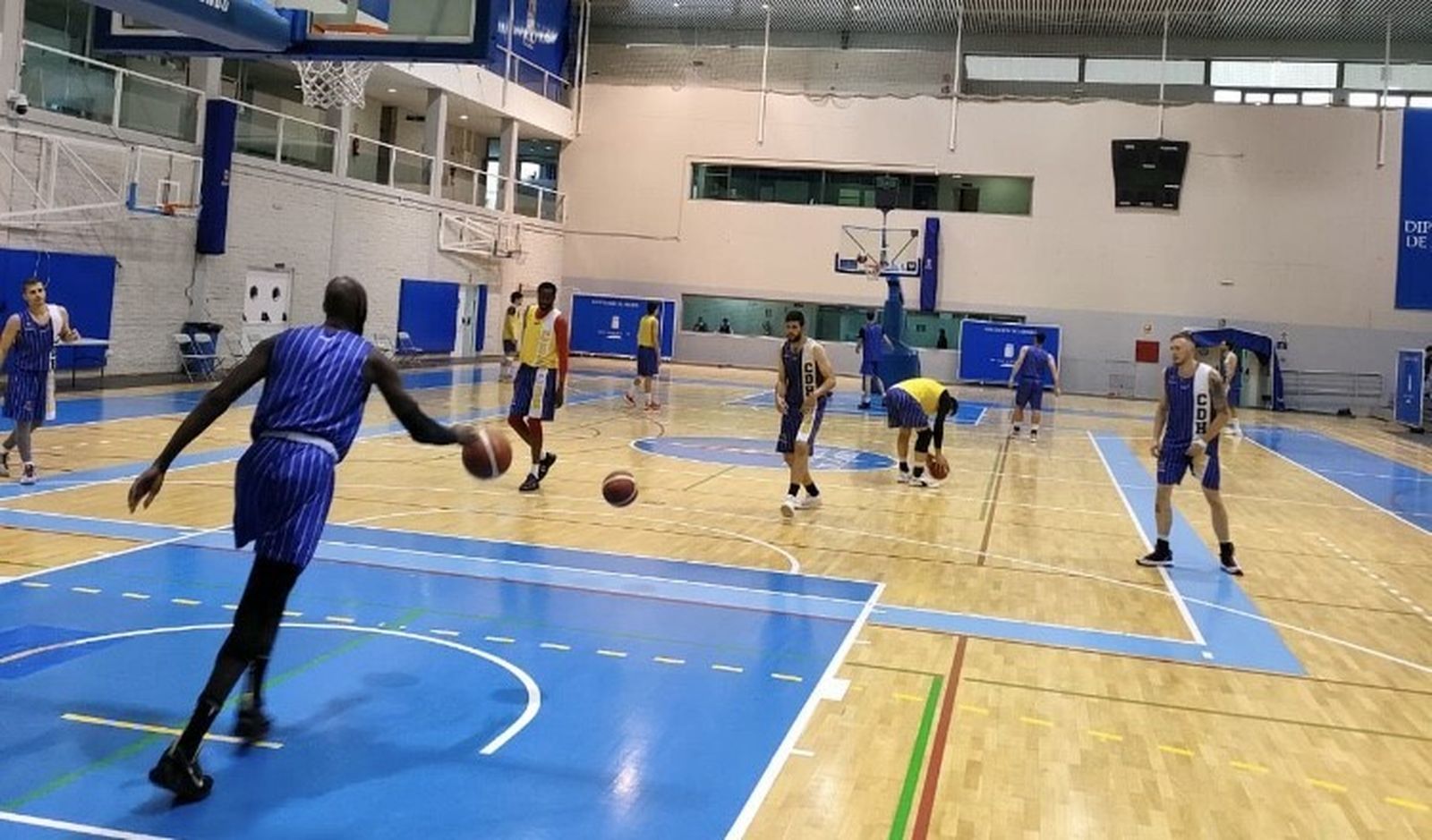 El CB Huelva, durante el entrenamiento del viernes en el pabellón almeriense.