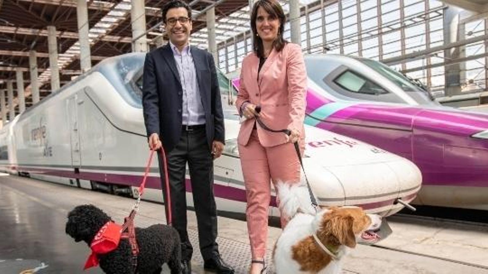 Mark El-Khoury, director general de Nestlé Purina España, y Sonia Araujo, directora general de Renfe Viajeros, en Atocha.